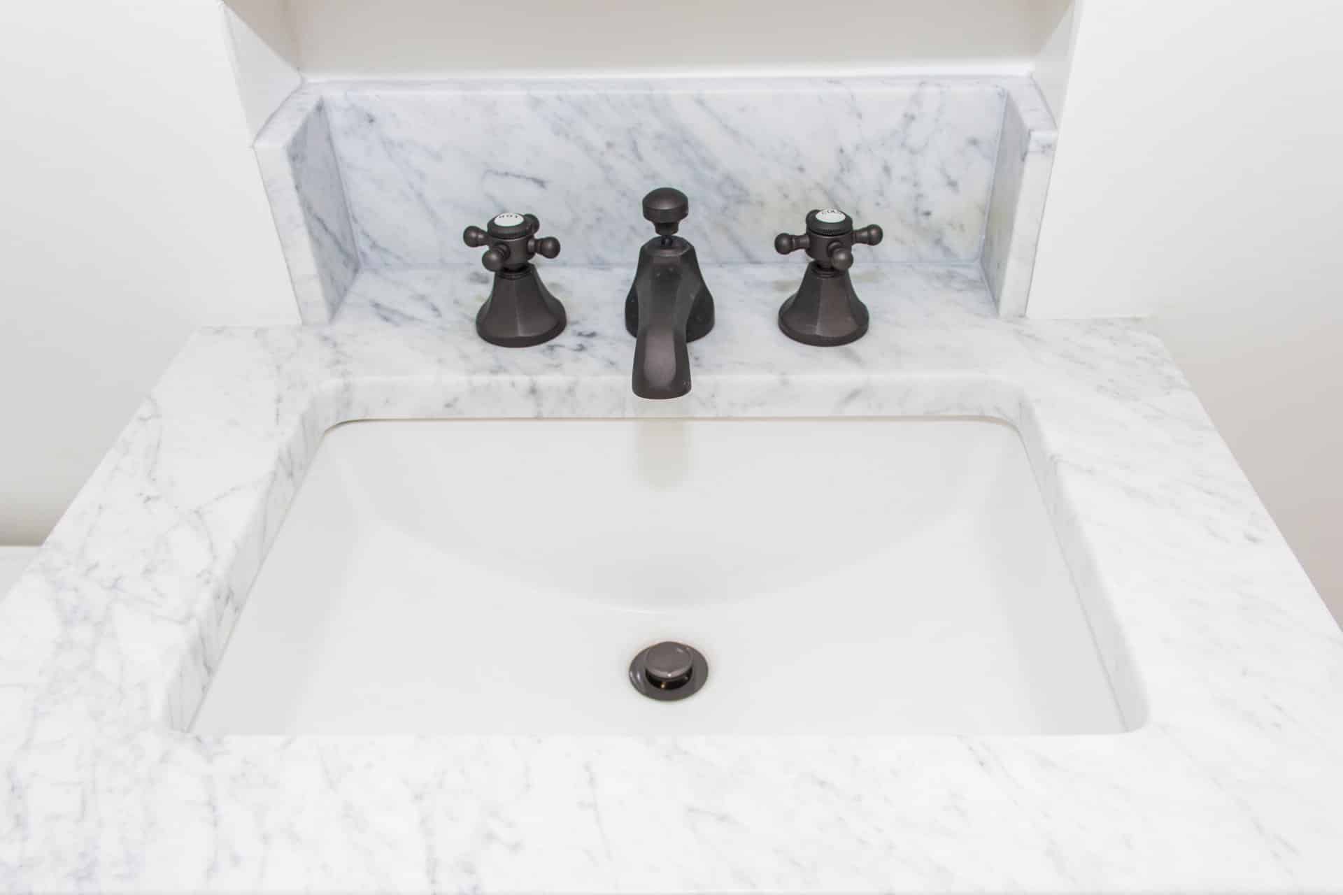 Sink set into the wall