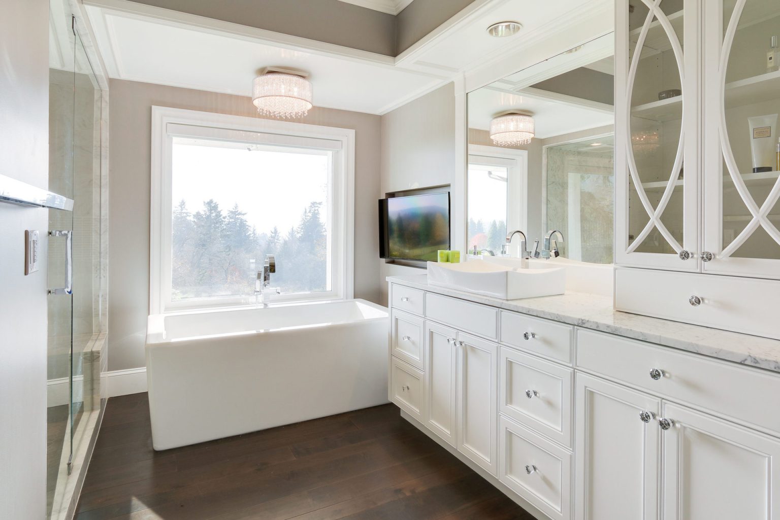 white traditional bathroom cabinets